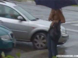 Čekiškas mėgėjiškas merginos sharked apie as gatvės