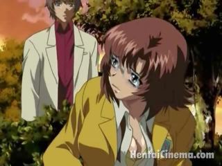 Bruin haired anime meisje in glbooties geeft felatio naar een geil dekhengst in tthis kerel park